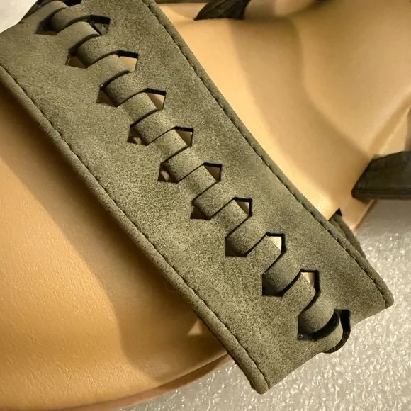 OLIVE GREEN Strappy Comfort Sandals - Size 8.5 - Picture 13 of 15